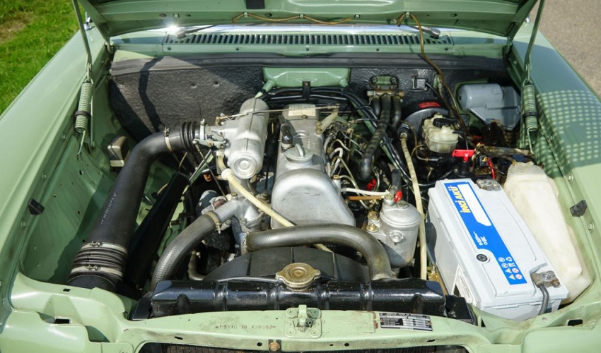 Mercedes W115 220D Engine
